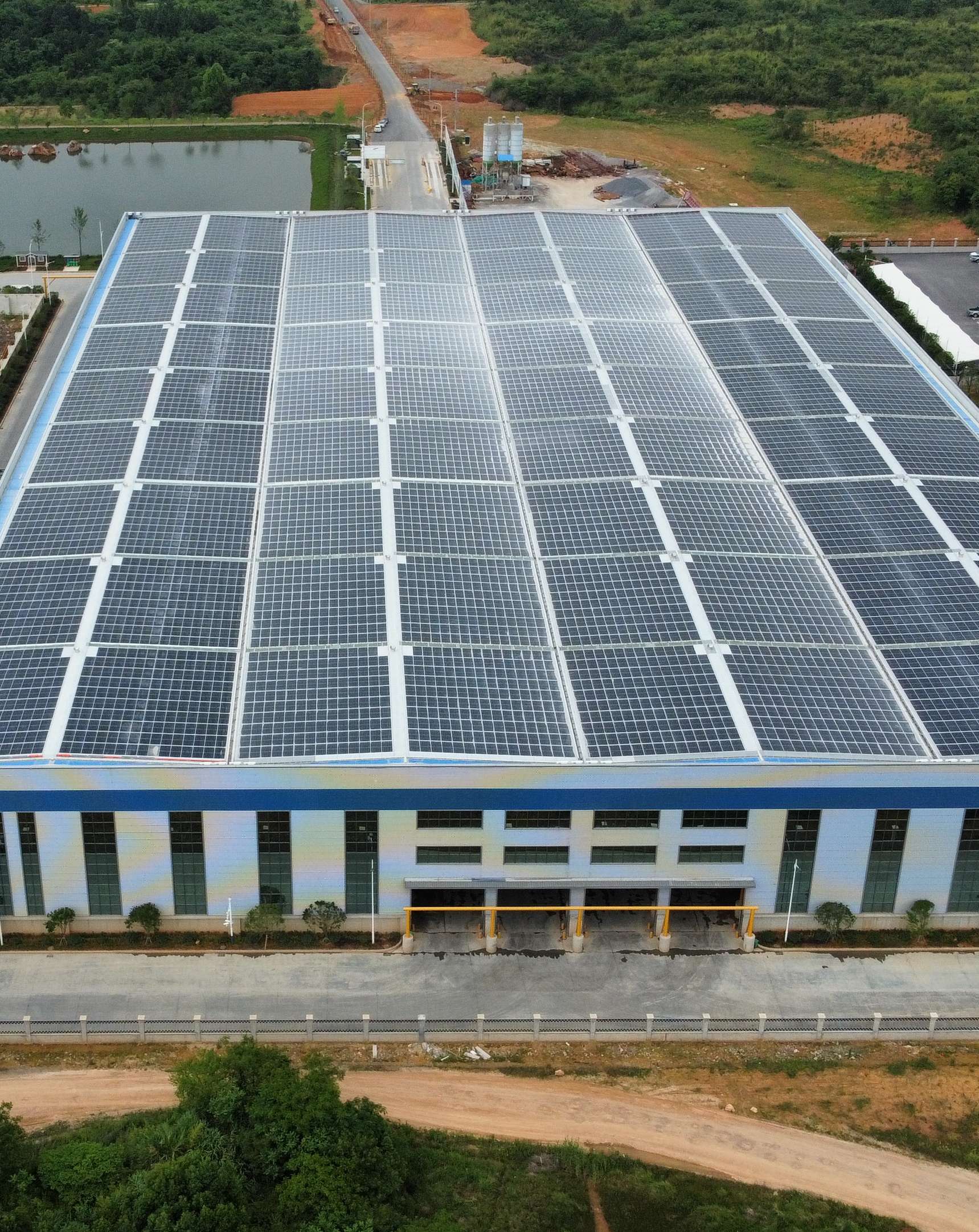 2022年4月，安徽池州汇成物资4MW光伏发电BIPV项目，年发电约400万度，满足约40%用电需要.jpg